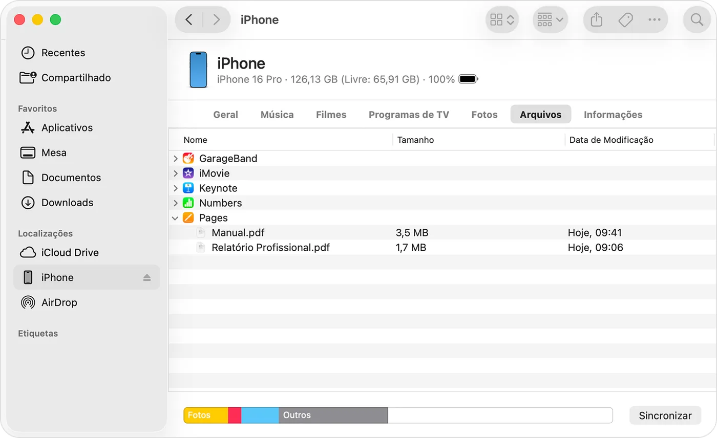 Janela do Finder no Mac com o iPhone selecionado na barra lateral e a aba Arquivos aberta, mostrando um app expandido com os arquivos que ele pode compartilhar.