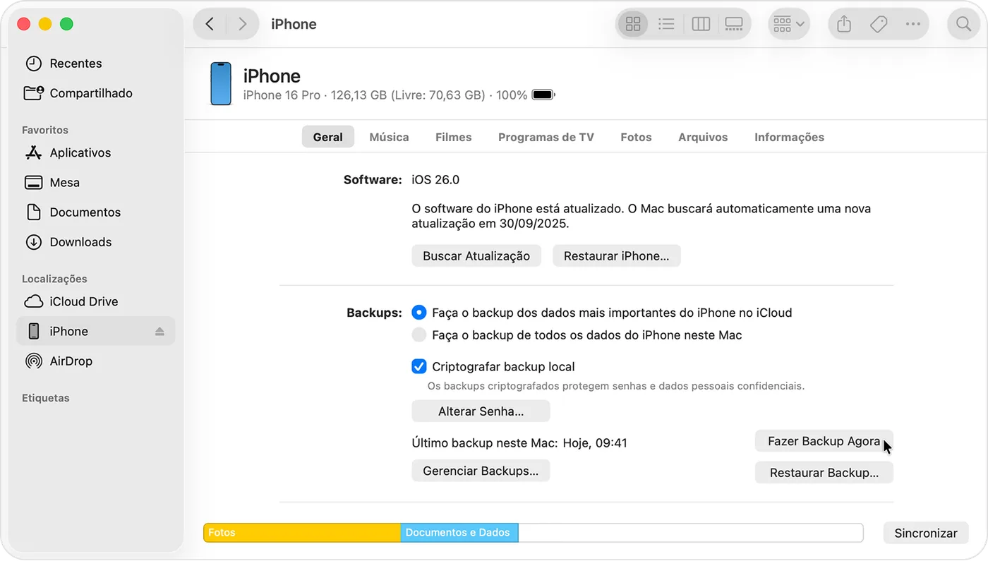 Janela do Finder no Mac com o iPhone selecionado na barra lateral e o checkbox “Criptografar backup local” marcado, ao lado do botão “Fazer Backup Agora”