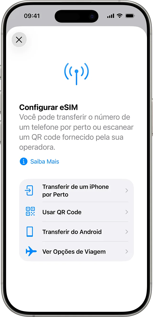 Tela Configurar eSIM no iPhone, no iOS 26, com as opções Transferir de um iPhone por Perto e Usar QR Code.