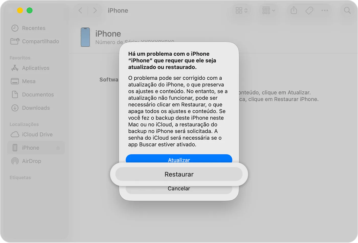 Janela do Finder no Mac com o aviso de que há um problema com o iPhone que exige atualizá-lo ou restaurá-lo, mostrando os botões Atualizar e Restaurar.